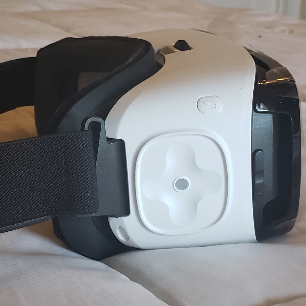 VR Headset - Picture 2 of 5